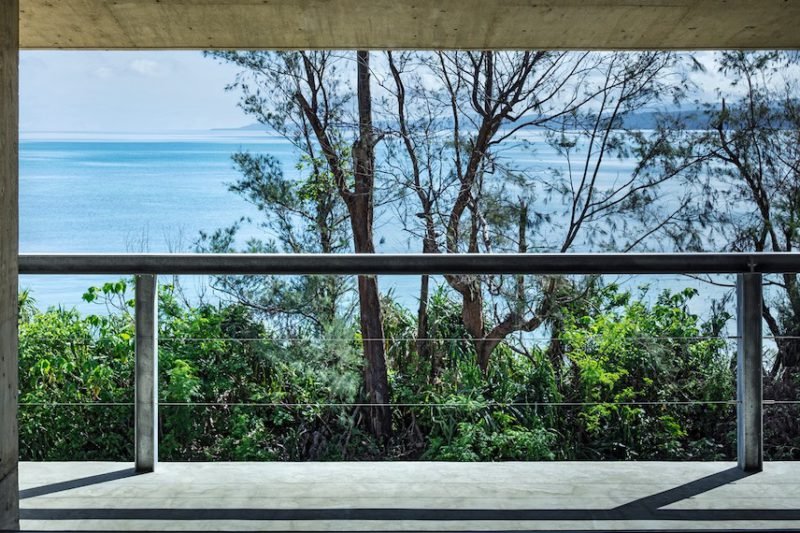 Villa M: el refugio brutalista de Suppose frente al mar en Okinawa © Kenta Hasegawa
