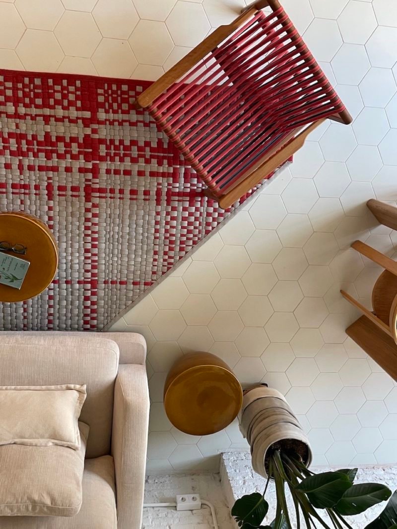 Füür y cómo reutilizar mangueras de bombero para fabricar muebles y objetos