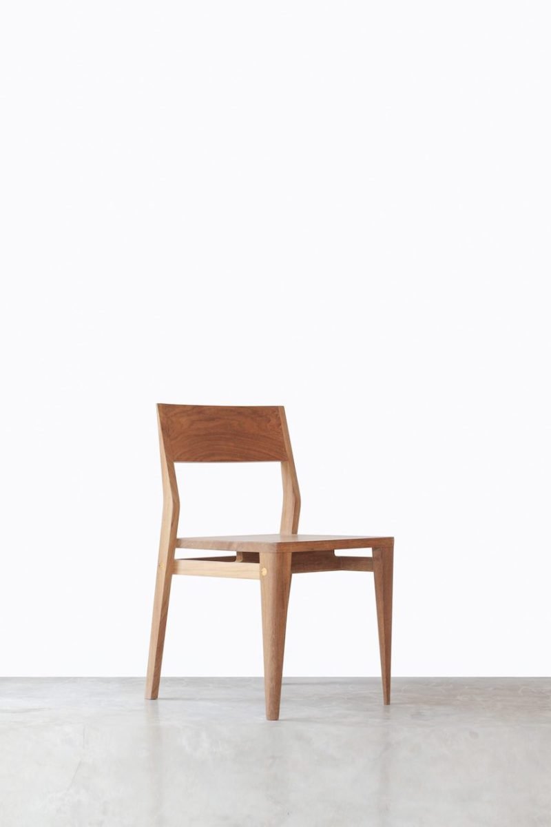 L01, la silla "introspectiva" de Eva Natasa. Diseño y fabricación indonesia