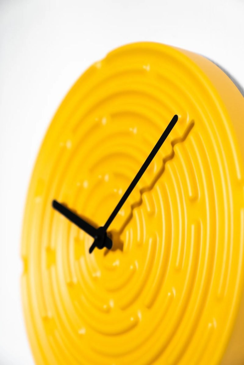 Minos, el laberíntico reloj de pared de Manon Novelli