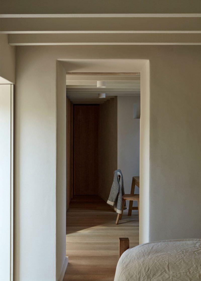 Tuckey Design Studio interviene una antigua capilla inglesa y acierta