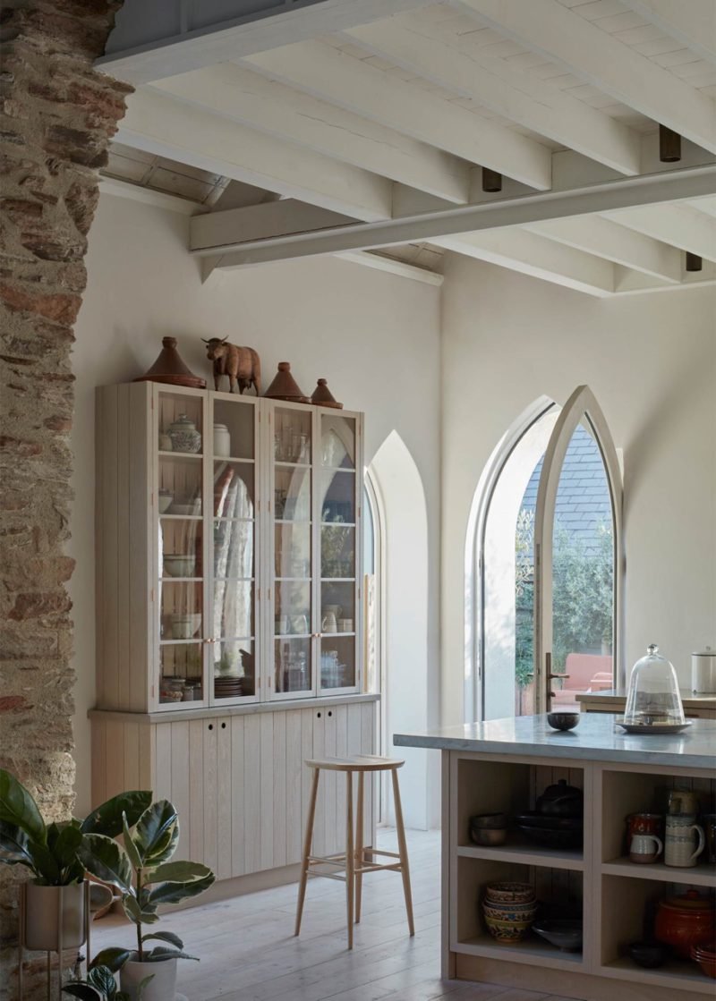 Tuckey Design Studio interviene una antigua capilla inglesa y acierta