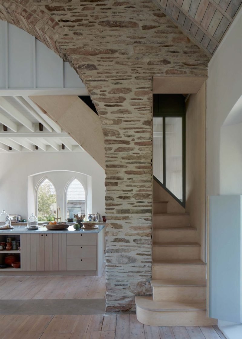 Tuckey Design Studio interviene una antigua capilla inglesa y acierta