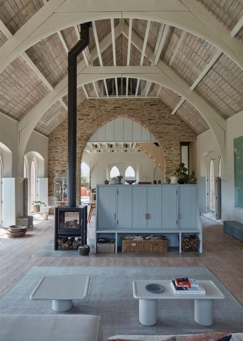 Tuckey Design Studio interviene una antigua capilla inglesa y acierta