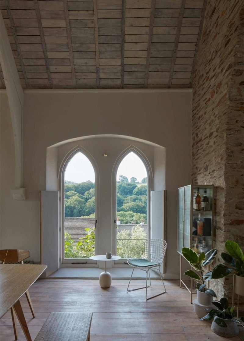 Tuckey Design Studio interviene una antigua capilla inglesa y acierta